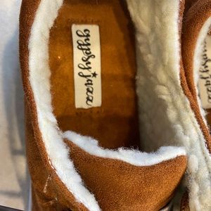 New w/out tags. Gypsy Jazz suede w/ Sherpa.